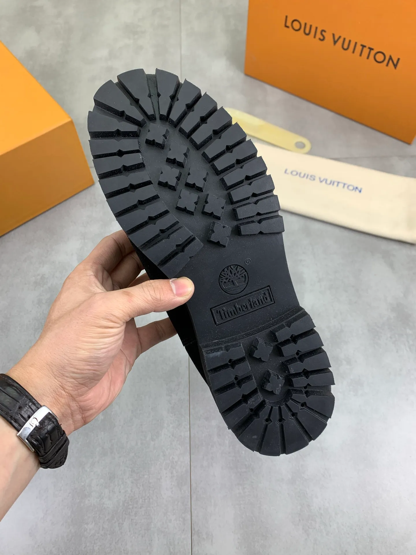 Factory price P900 💰💎💎💎High version of new men's shoes. Purchasing quality◾️◽️LV～Louis Vuitton boots series! by Virgin Abloh The most beautiful sneakers, Lv Brand strongly recommends new products, official website limited edition retro basketball sneakers! Both the high-top and low-top models spent money to purchase 1:1 accurate reproductions of the originals. The details are invincible and full of sincerity. The imported custom-made original frosted cowhide leather is packaged in the same way as the originals. The details are 100% restored. The privately customized originals are combined into a non-slip, wear-resistant and lightweight foam outsole. It is different from other brands. Without the original version, this effect cannot be achieved! L’s best-looking men’s shoes in the past, don’t miss it! Calfskin lining: Imported water-dyed cowhide lining/foot pad Outsole: lightweight foaming and non-slip Size: Men's 39-44 (38, 45 customized, non-refundable)